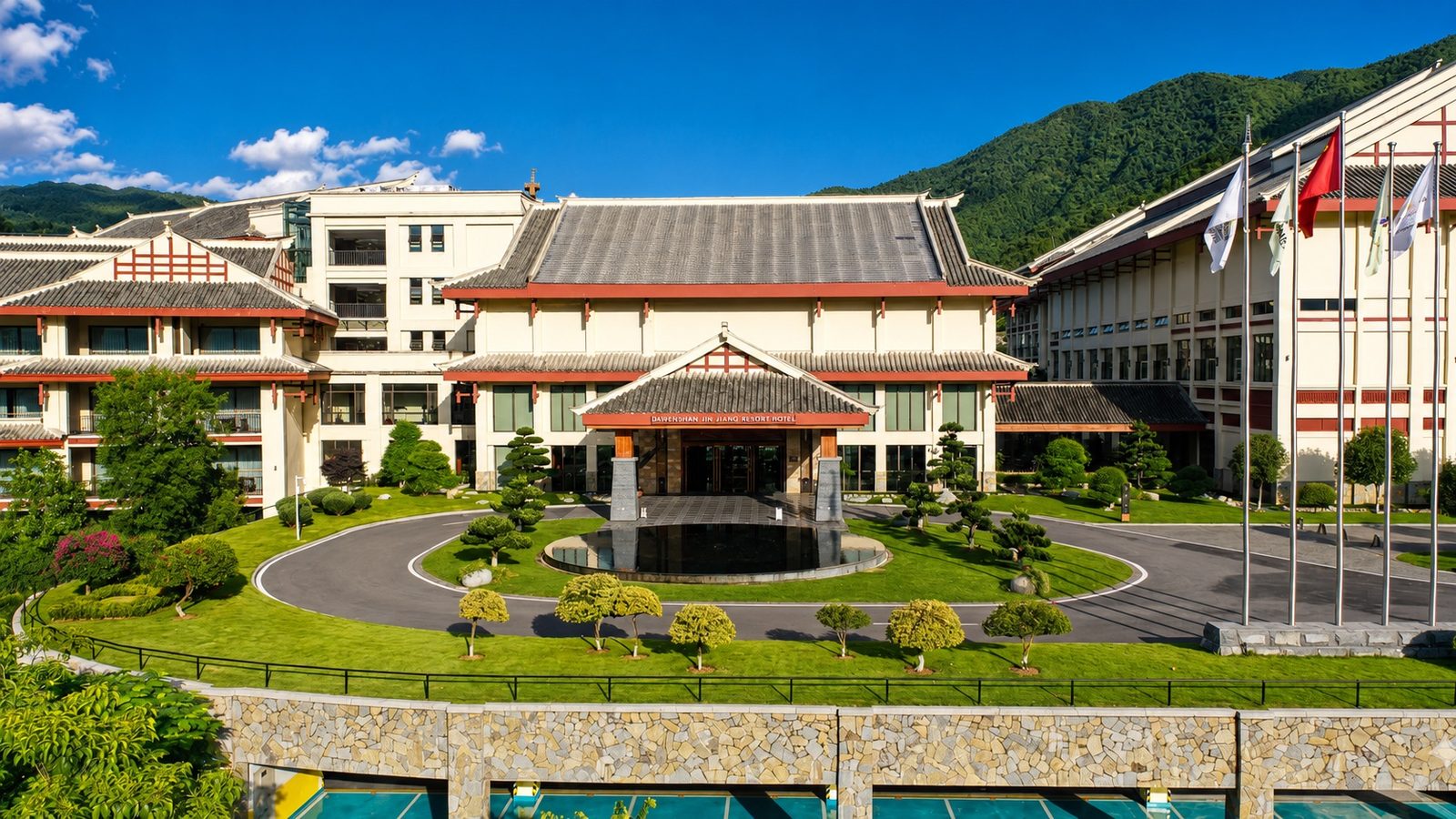 山谷酒店正面与森林背景