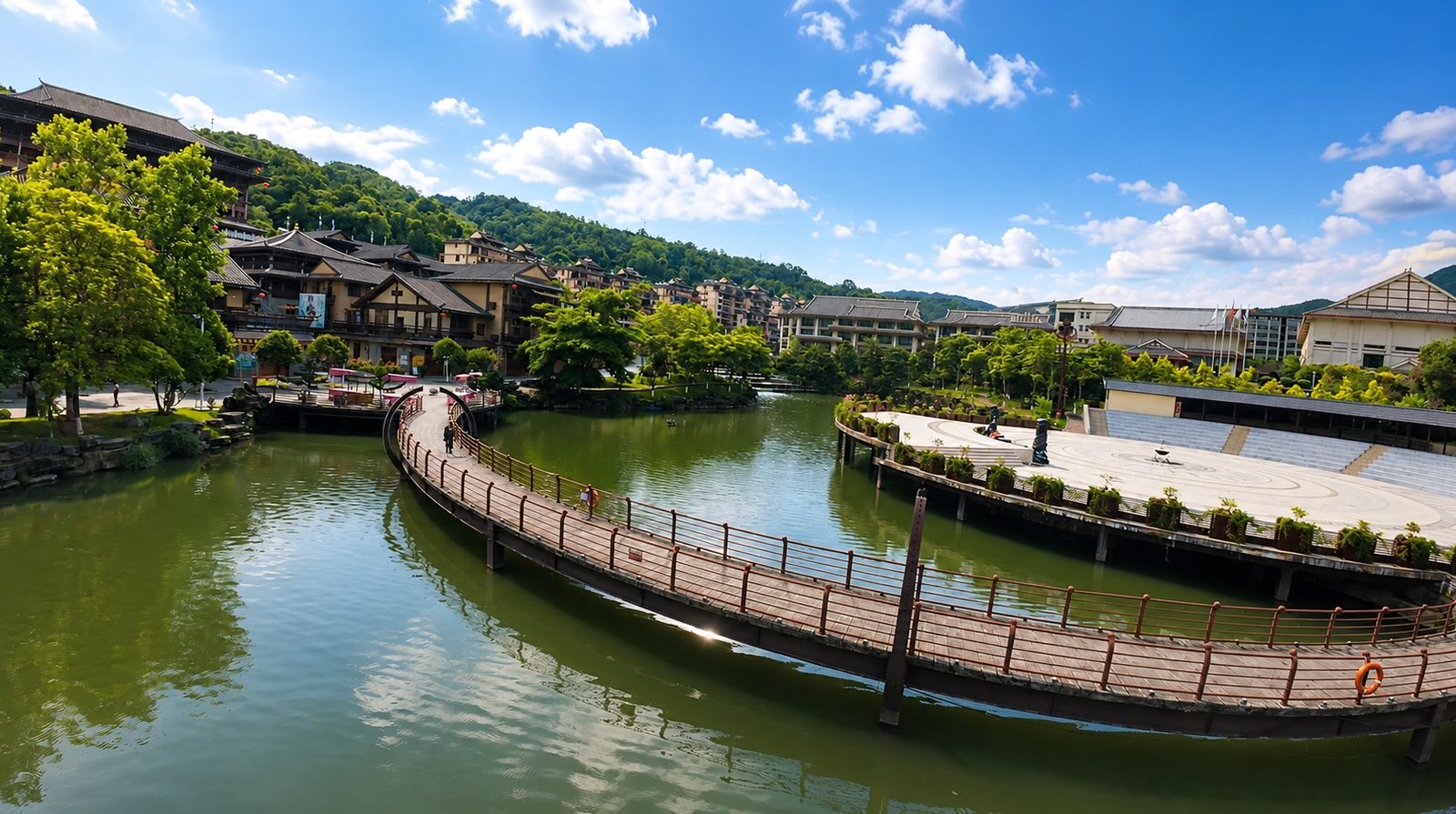 湖面栈桥与苗城广场